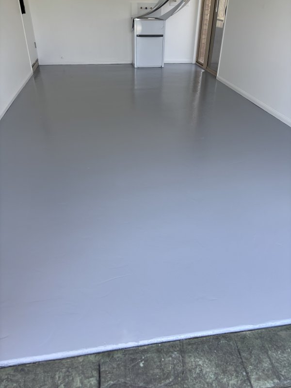 Fresh grey floor coating in a residential garage